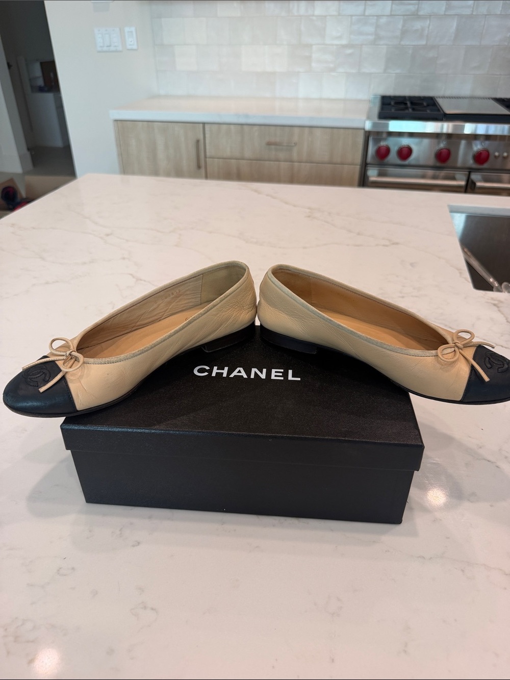 CHANEL Beige and Black Leather Cap-Toe Ballerinas Flats - Picture 9 of 13
